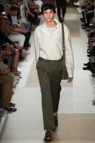 Look 19